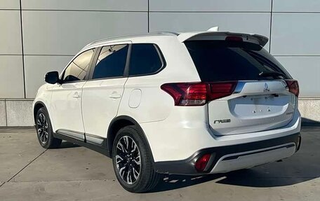 Mitsubishi Outlander III рестайлинг 3, 2022 год, 2 050 000 рублей, 7 фотография