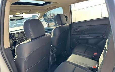 Mitsubishi Outlander III рестайлинг 3, 2022 год, 2 050 000 рублей, 6 фотография