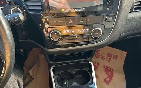 Mitsubishi Outlander III рестайлинг 3, 2022 год, 2 050 000 рублей, 8 фотография