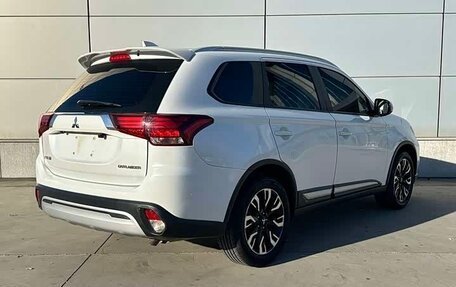 Mitsubishi Outlander III рестайлинг 3, 2022 год, 2 050 000 рублей, 2 фотография