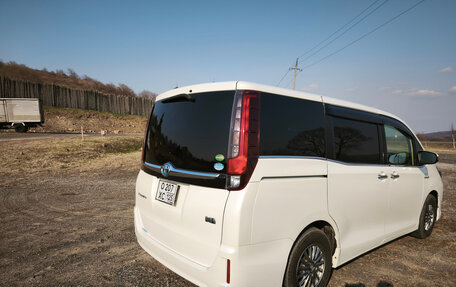Toyota Esquire I, 2015 год, 1 900 000 рублей, 31 фотография