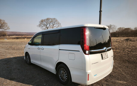 Toyota Esquire I, 2015 год, 1 900 000 рублей, 29 фотография