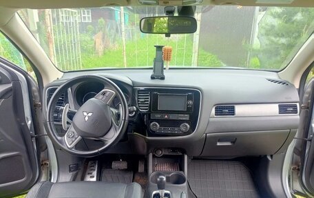 Mitsubishi Outlander III рестайлинг 3, 2014 год, 1 850 000 рублей, 2 фотография