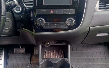 Mitsubishi Outlander III рестайлинг 3, 2014 год, 1 850 000 рублей, 5 фотография