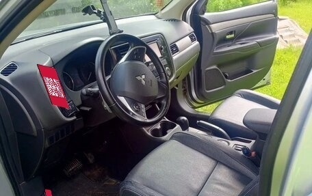 Mitsubishi Outlander III рестайлинг 3, 2014 год, 1 850 000 рублей, 6 фотография