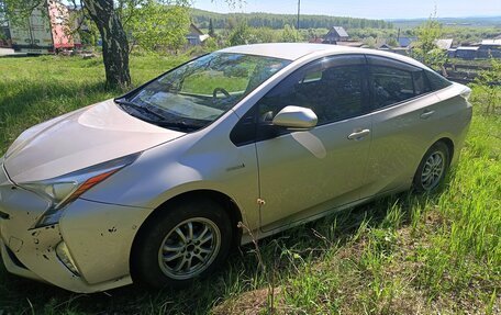 Toyota Prius IV XW50, 2016 год, 1 450 000 рублей, 3 фотография