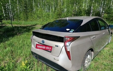 Toyota Prius IV XW50, 2016 год, 1 450 000 рублей, 5 фотография