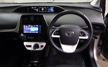 Toyota Prius IV XW50, 2018 год, 1 300 000 рублей, 6 фотография