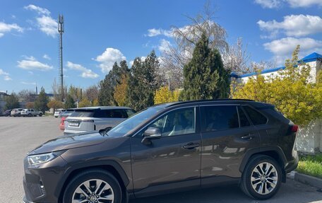 Toyota RAV4, 2021 год, 2 950 000 рублей, 16 фотография