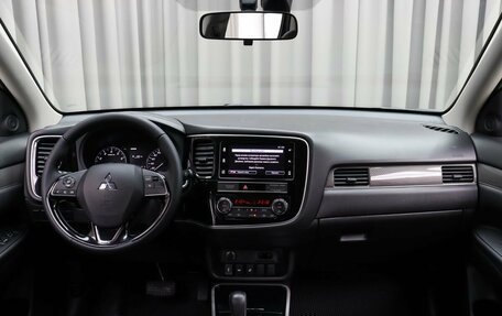 Mitsubishi Outlander III рестайлинг 3, 2019 год, 2 199 000 рублей, 11 фотография