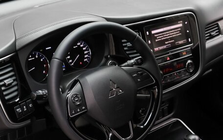 Mitsubishi Outlander III рестайлинг 3, 2019 год, 2 199 000 рублей, 12 фотография
