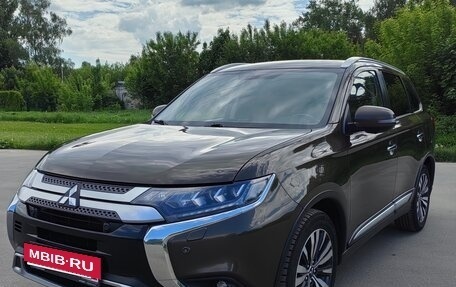 Mitsubishi Outlander III рестайлинг 3, 2019 год, 2 450 000 рублей, 1 фотография