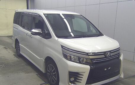 Toyota Voxy III, 2017 год, 1 950 000 рублей, 1 фотография