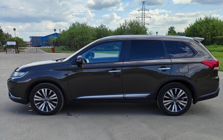 Mitsubishi Outlander III рестайлинг 3, 2019 год, 2 450 000 рублей, 2 фотография