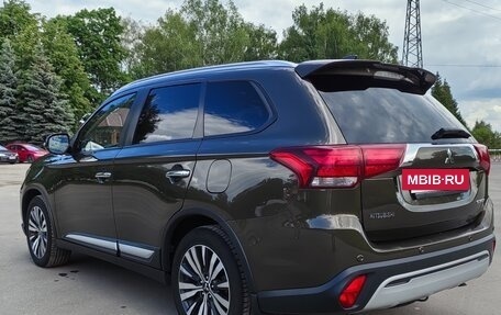 Mitsubishi Outlander III рестайлинг 3, 2019 год, 2 450 000 рублей, 3 фотография