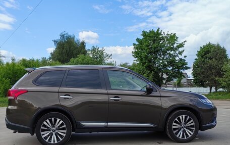 Mitsubishi Outlander III рестайлинг 3, 2019 год, 2 450 000 рублей, 6 фотография