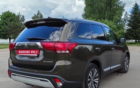 Mitsubishi Outlander III рестайлинг 3, 2019 год, 2 450 000 рублей, 5 фотография