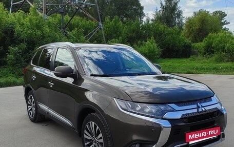 Mitsubishi Outlander III рестайлинг 3, 2019 год, 2 450 000 рублей, 7 фотография