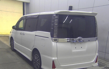 Toyota Voxy III, 2017 год, 1 950 000 рублей, 3 фотография