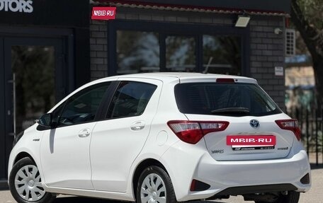 Toyota Yaris III рестайлинг, 2019 год, 1 650 000 рублей, 2 фотография