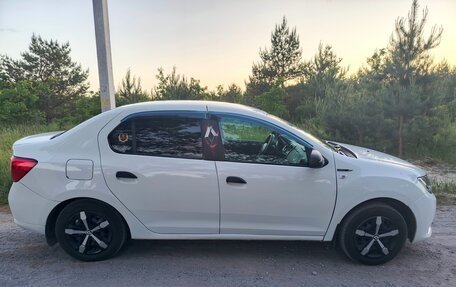 Renault Logan II, 2015 год, 650 000 рублей, 2 фотография