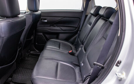 Mitsubishi Outlander III рестайлинг 3, 2016 год, 2 340 000 рублей, 11 фотография