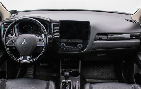 Mitsubishi Outlander III рестайлинг 3, 2016 год, 2 340 000 рублей, 13 фотография