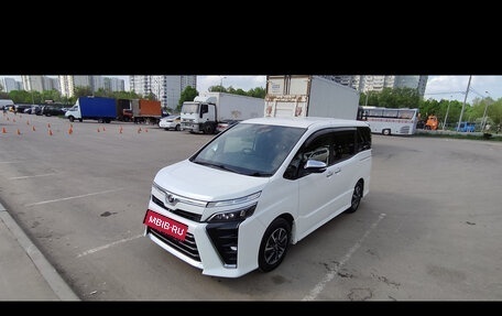 Toyota Voxy III, 2019 год, 2 300 000 рублей, 1 фотография