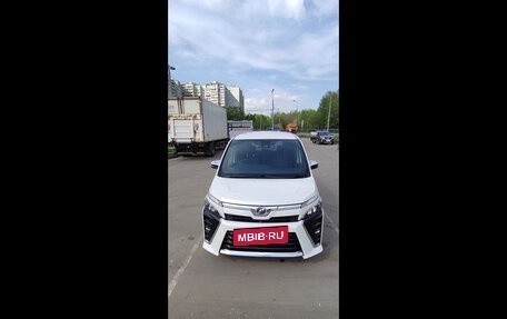Toyota Voxy III, 2019 год, 2 300 000 рублей, 2 фотография