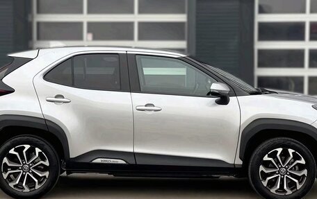 Toyota Yaris Cross, 2022 год, 1 800 000 рублей, 8 фотография