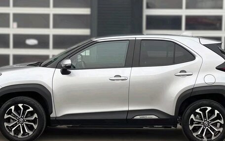 Toyota Yaris Cross, 2022 год, 1 800 000 рублей, 4 фотография