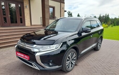 Mitsubishi Outlander III рестайлинг 3, 2018 год, 2 445 000 рублей, 3 фотография
