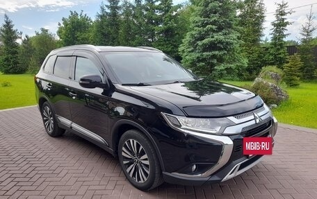 Mitsubishi Outlander III рестайлинг 3, 2018 год, 2 445 000 рублей, 2 фотография