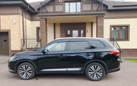 Mitsubishi Outlander III рестайлинг 3, 2018 год, 2 445 000 рублей, 5 фотография