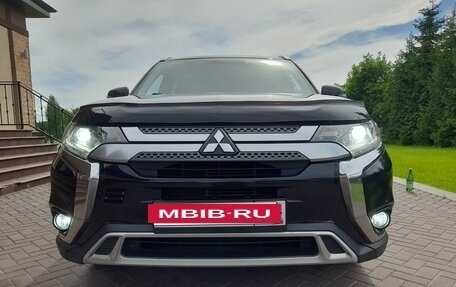 Mitsubishi Outlander III рестайлинг 3, 2018 год, 2 445 000 рублей, 10 фотография
