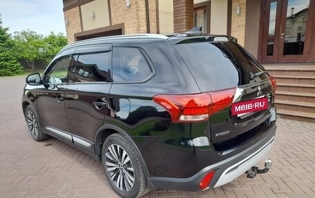 Mitsubishi Outlander III рестайлинг 3, 2018 год, 2 445 000 рублей, 6 фотография
