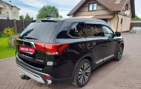 Mitsubishi Outlander III рестайлинг 3, 2018 год, 2 445 000 рублей, 7 фотография