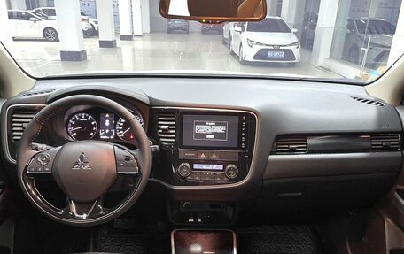 Mitsubishi Outlander III рестайлинг 3, 2021 год, 2 120 000 рублей, 8 фотография