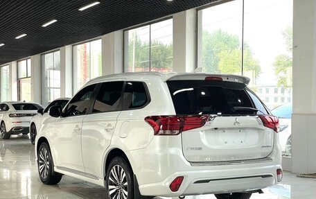 Mitsubishi Outlander III рестайлинг 3, 2021 год, 2 120 000 рублей, 6 фотография