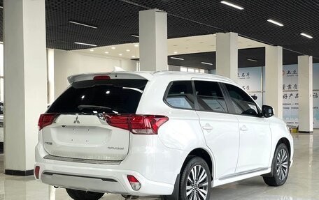 Mitsubishi Outlander III рестайлинг 3, 2021 год, 2 120 000 рублей, 5 фотография
