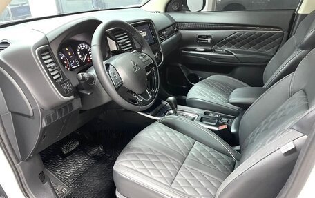Mitsubishi Outlander III рестайлинг 3, 2021 год, 2 120 000 рублей, 14 фотография