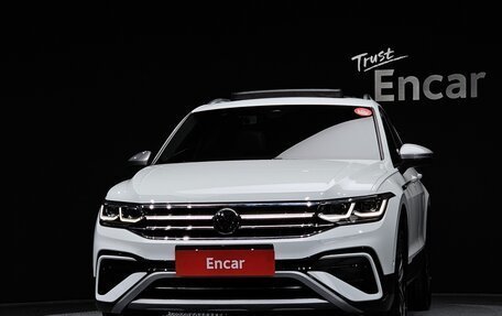 Volkswagen Tiguan II, 2023 год, 3 420 000 рублей, 2 фотография