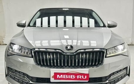 Skoda Superb III рестайлинг, 2022 год, 1 890 000 рублей, 2 фотография