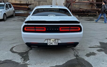 Dodge Challenger III рестайлинг 2, 2018 год, 3 900 000 рублей, 4 фотография