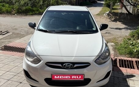 Hyundai Solaris II рестайлинг, 2011 год, 690 000 рублей, 1 фотография