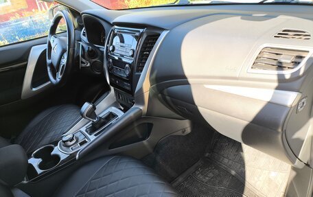 Mitsubishi Pajero Sport III рестайлинг, 2018 год, 3 500 000 рублей, 6 фотография
