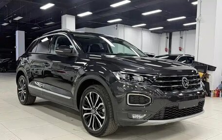 Volkswagen T-Roc I, 2023 год, 1 370 000 рублей, 3 фотография