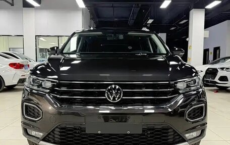 Volkswagen T-Roc I, 2023 год, 1 370 000 рублей, 2 фотография