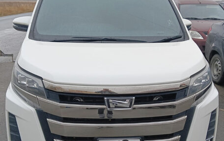 Toyota Noah III, 2017 год, 2 350 000 рублей, 1 фотография