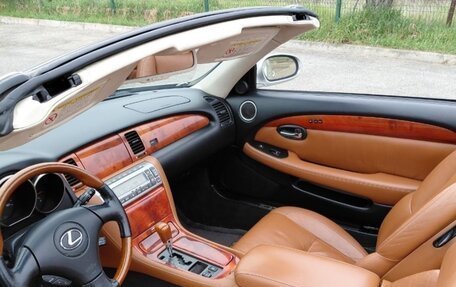 Lexus SC II рестайлинг, 2002 год, 1 900 000 рублей, 26 фотография